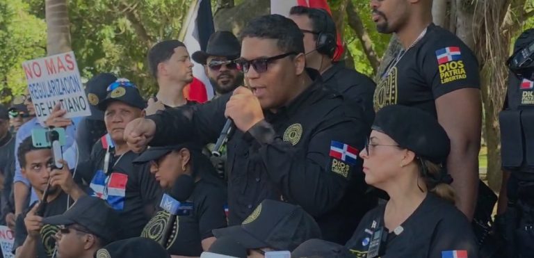 Bajo la consigna «No queremos haitianos aquí, que se vayan para Haití», Antigua Orden marcha en Dajabón