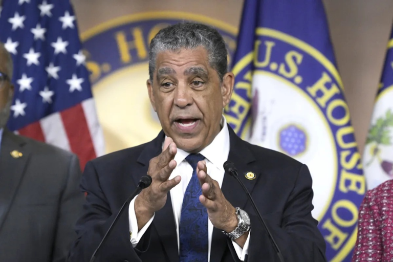 Adriano Espaillat critica acción militar Trump contra Venezuela