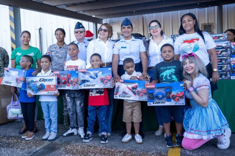 Comandancia de la Fuerza Aérea y Asociación de Esposas celebran el Día de Reyes con miles de niños